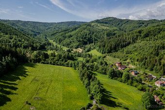 Stavební pozemek v Dolní Lomné – 2 596 m² pod lesem, celoden