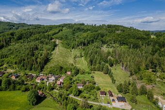 Stavební pozemek v Dolní Lomné – 2 596 m² pod lesem, celoden