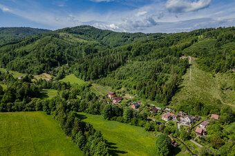 Stavební pozemek v Dolní Lomné – 2 596 m² pod lesem, celoden