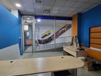 Nabízíme k podnájmu obchodní prostor o velikosti 29 m2 umíst