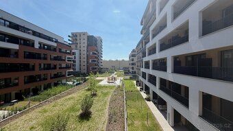 Pronájem nezařizeného bytu 1+kk 44,7 m² s balkonem a sklepem
