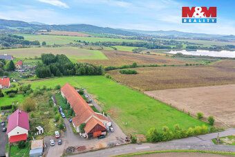 Nabízíme k prodeji zasíťovaný pozemek o velikosti 1212 m², s