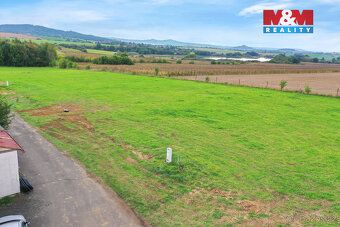 Nabízíme k prodeji zasíťovaný pozemek o velikosti 1212 m², s