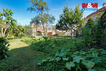 Nabízíme k prodeji pozemek o rozloze 411 m², který se nacház