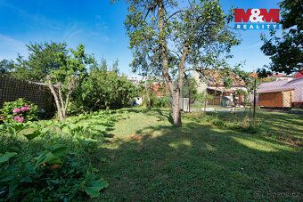 Nabízíme k prodeji pozemek o rozloze 411 m², který se nacház