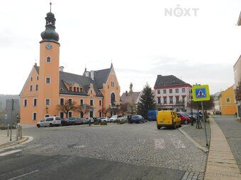 Nabízíme k pronájmu obchodní prostory přímo v centru Českého