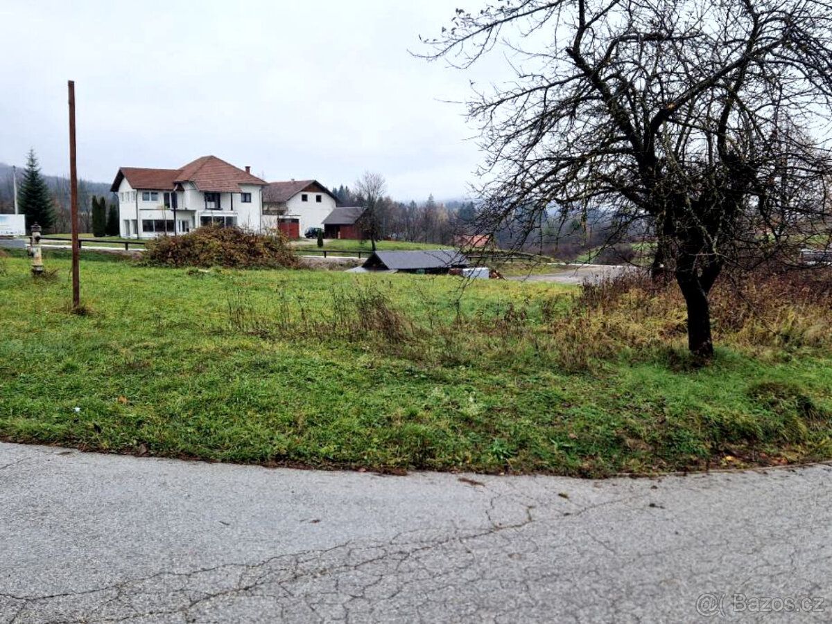 Na prodej stavební, rovinatý pozemek o celkové výměře 1800m2