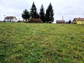 Na prodej stavební, rovinatý pozemek o celkové výměře 1800m2