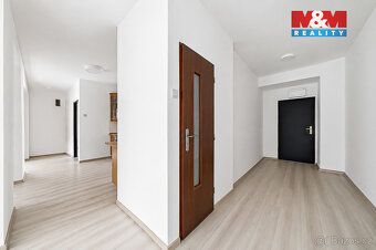 Nabízíme prodej prostorného bytu o dispozici 3+1 v centru Ol