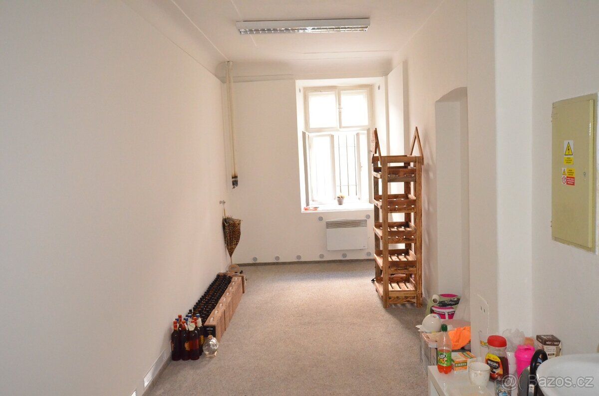 Nabízíme k podnájmu kancelář 18,15 m2 v přízemí budovy, přím