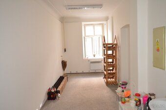Nabízíme k podnájmu kancelář 18,15 m2 v přízemí budovy, přím