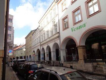 Nabízíme k podnájmu kancelář 18,15 m2 v přízemí budovy, přím