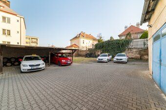 Pozemek u centra města o výměře 823 m2 s drobnými stavbami v