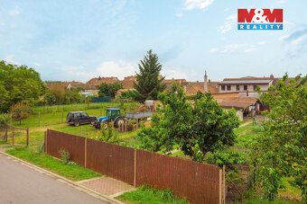 Nabízíme k prodeji krásnou zahradu o výměře 376 m² v klidné 