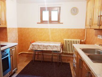 Exkluzivně nabízíme k prodeji prostornou zemědělskou usedlos