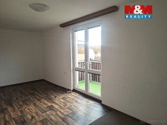 Nabízíme k pronájmu prostorný byt o dispozici 2+1 v malebné 