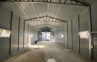 Prodám halu o rozměrech 6m šířka 15m délka segmentová vrata 