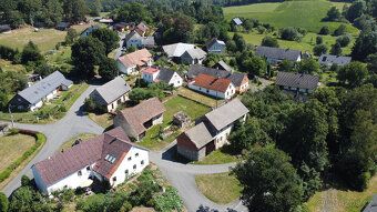 Nabízíme prodej stavebního pozemku se stodolou v malé obci M
