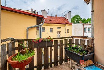 Prostorný atypický byt 3+1, 95 m² s lodžií, krbem a atriemHl