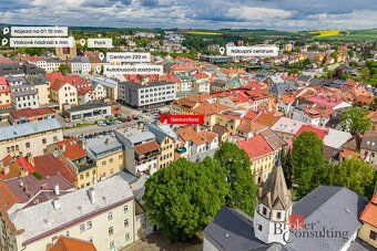 Prostorný atypický byt 3+1, 95 m² s lodžií, krbem a atriemHl