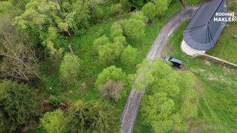 Pozemek o celkové rozloze 4500 m2 se nachází v Potůčníku , 1