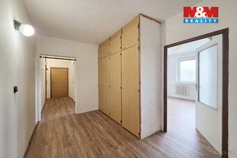 Nabízíme k pronájmu prostorný a světlý byt 3+1 s balkonem v 