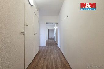 Nabízíme k pronájmu prostorný a světlý byt 3+1 s balkonem v 
