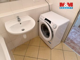 Nabízíme k pronájmu světlý byt o dispozici 1+kk a podlahové 