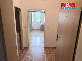 Nabízíme k pronájmu světlý byt o dispozici 1+kk a podlahové 