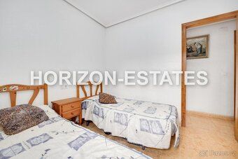 Rádi bychom vám představili k prodeji tento prostorný a velm