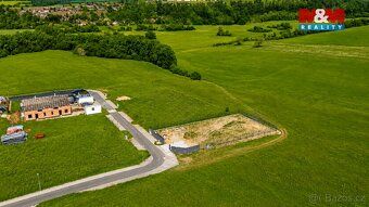 Nabízíme k prodeji stavební pozemek o výměře 800 m² v obci B