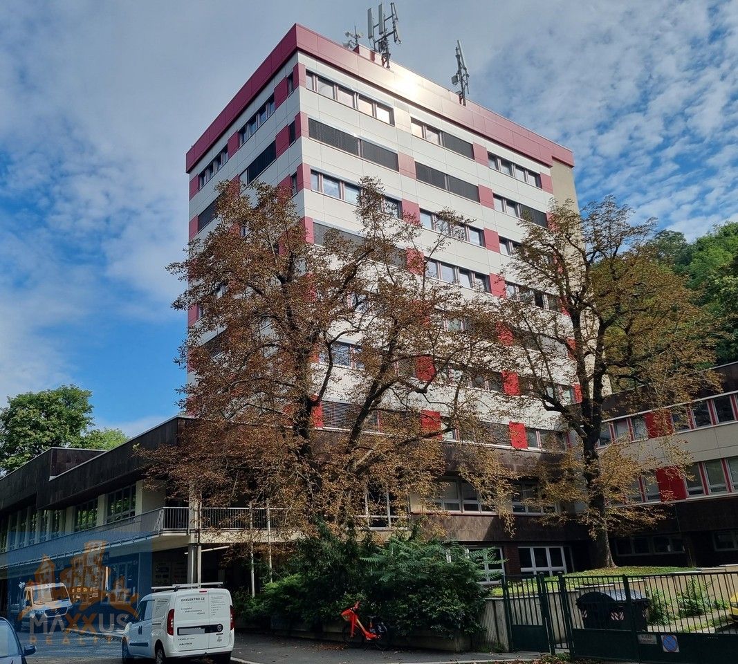 Nabízíme k pronájmu kancelář č.402 o podlahové ploše 16,2 m2