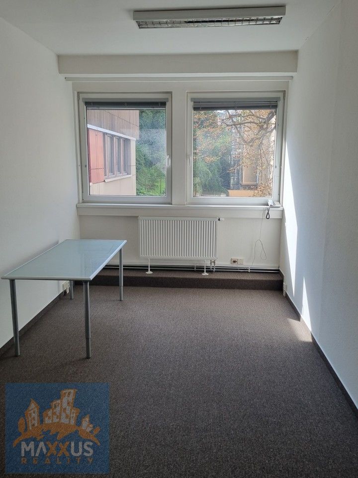 Nabízíme k pronájmu kancelář č.402 o podlahové ploše 16,2 m2