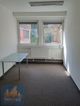 Nabízíme k pronájmu kancelář č.402 o podlahové ploše 16,2 m2