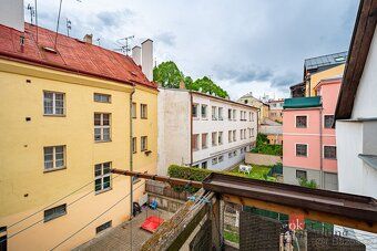 Prostorný atypický byt 3+1, 95 m² s lodžií, krbem a atriemHl