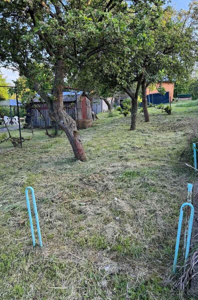 Nabízíme k prodeji krásnou zahradu o rozloze 308 m² v klidné