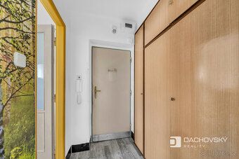 Nabízíme k prodeji světlý byt o dispozici 2+1 s celkovou uži