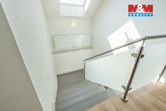 Nabízíme prostorný dvoupatrový rodinný dům se sklepem, zahra