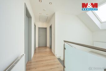 Nabízíme prostorný dvoupatrový rodinný dům se sklepem, zahra