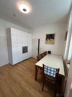 Nabízíme k pronájmu prostorný a kompletně zařízený byt 4+kk 