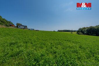 Nabízíme Vám ke koupi mírně svažitý pozemek o celkové výměře