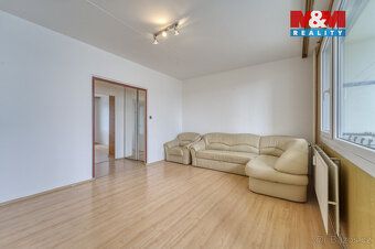 Nabízíme k pronájmu prostorný byt o dispozici 3+1 a obytné p