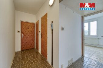 Nabízíme k pronájmu prostorný byt o dispozici 3+1 a obytné p