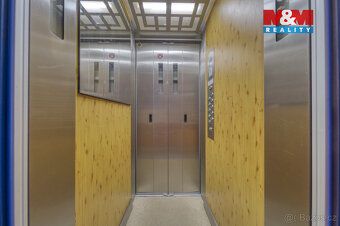 Nabízíme k pronájmu prostorný byt o dispozici 3+1 a obytné p