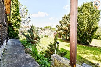 Kouzelná dřevěná chata s nádhernou zahradou – váš nový únik 