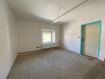 Prodáme samostatně stojící rodinný dům 7+1 s garáží, uzavřen