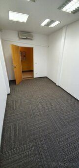 Nabízím k pronájmu dvě kanceláře v administrativní budově v 