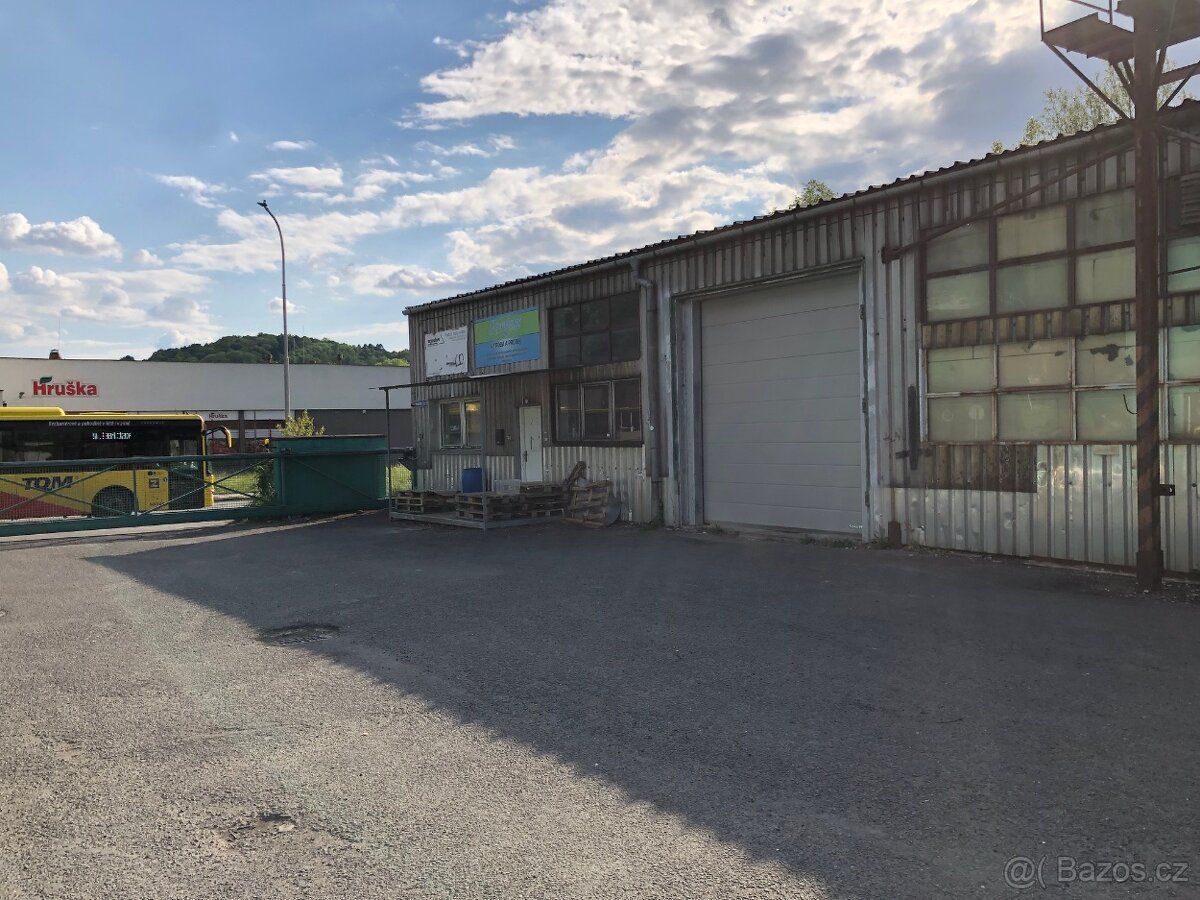 Skladovací hala s pozemkem 1600 m² a nájemníky – investiční 