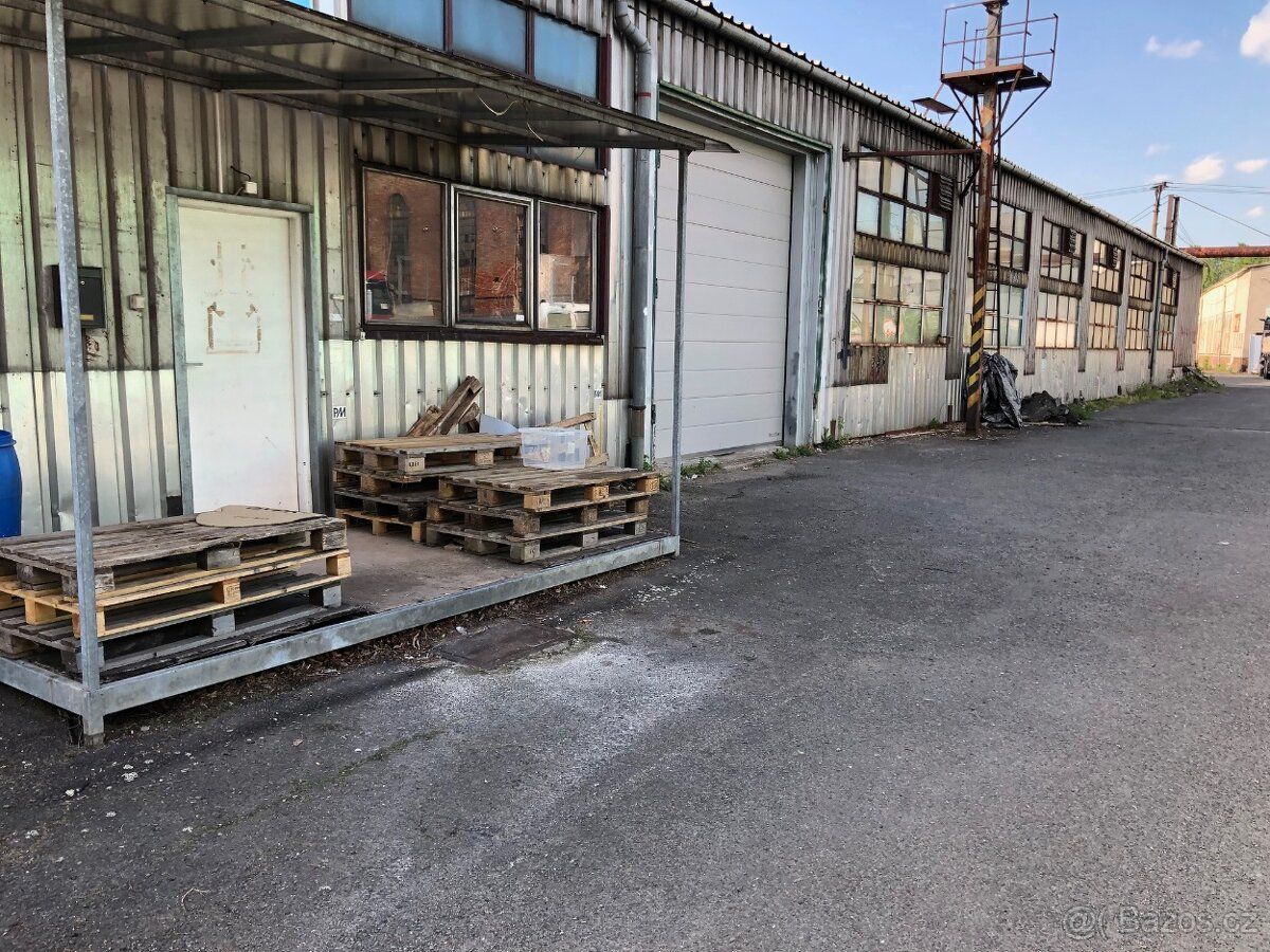 Skladovací hala s pozemkem 1600 m² a nájemníky – investiční 