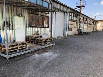 Skladovací hala s pozemkem 1600 m² a nájemníky – investiční 